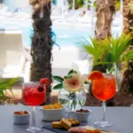 Aperitivo elegante con vista piscina