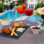 Aperitivo chic a bordo piscina