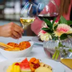 Brindisi elegante tra piatti gourmet