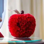 Centro tavola di rose rosse a forma di mela