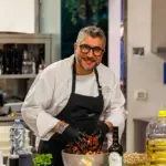 Chef che prepara piatto con passione.