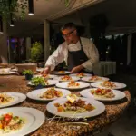 Chef prepara piatti deliziosi al club