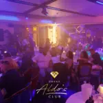 Club elegante con musica e ospiti