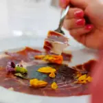 Elegante piatto di prosciutto e fiori.