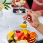 Esperienza elegante con frutta fresca.