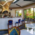 Lussuosa lounge con vista sul parco.