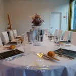 Tavolo elegante apparecchiato per cena gourmet