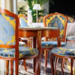 Elegante sala con sedute classiche.