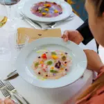 Pranzo raffinato con piatto artistico.