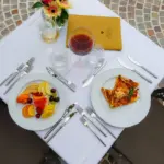 Tavolo elegante con piatti gourmet.