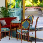 Sedute eleganti in velluto rosso e blu