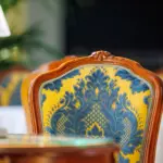 Sedia elegante in ambiente raffinato.