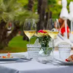 Elegante tavola nel parco dell'hotel