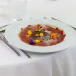 Piatto gourmet con prosciutto e fiori