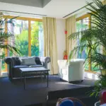 Elegante angolo relax con vista giardino