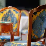 Sedie eleganti con motivi blu e gialli.