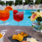 Cocktail e stuzzichini a bordo piscina.
