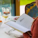 Elegante ospite sfoglia il menu raffinato.