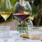 Bicchieri di vino e piatti raffinati