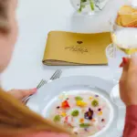 Atmosfera elegante con piatti gourmet