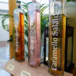Bottiglie eleganti con distillati pregiati