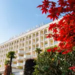 Hotel elegante con foglie rosse in primo piano