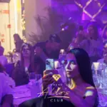 Atmosfera vivace e chic al club