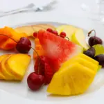 Gustoso e colorato piatto di frutta.