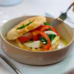 Piatto gourmet con pane e mozzarella.