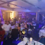 Elegante atmosfera di intrattenimento al club