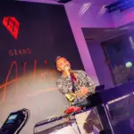 Serata elegante con musica dal vivo.