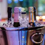 Esclusivo secchiello di champagne, atmosfera raffinata.