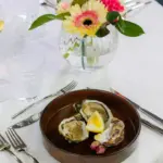 Tavolo elegante con ostriche e fiori