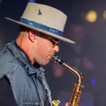 Musicista al sax in serata elegante