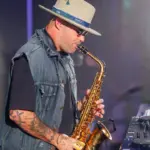 Musicista al Grand Aldo's Club, atmosfera vibrante