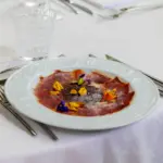 Piatto gourmet con fiori edibili