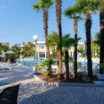 Un'oasi di relax con palme e piscine