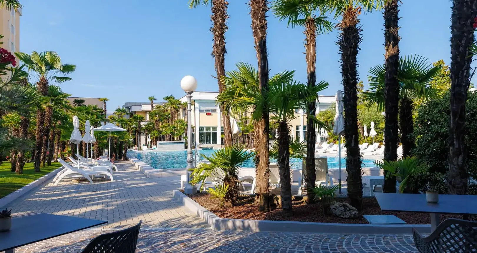 Un'oasi di relax con palme e piscine