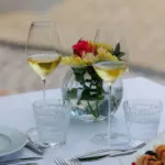 Tavola apparecchiata per un pranzo elegante