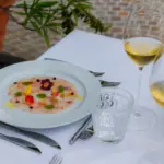 Piatto gourmet e vino al tavolo elegante