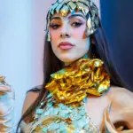 Performer elegante con costume dorato