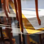 Tavoli eleganti su pavimento lucido.