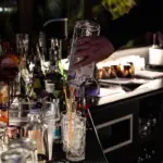 Bartender prepara cocktail esclusivo al club.