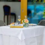 Tavolo elegante con fiori e vino