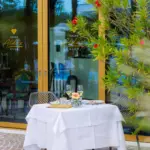 Tavolo elegante al Grand Aldo's Club.
