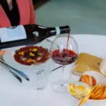 Vino rosso servito elegantemente a tavola
