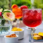Aperitivo lussuoso con bevanda e snack.