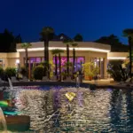 Piscina elegante con luci notturne