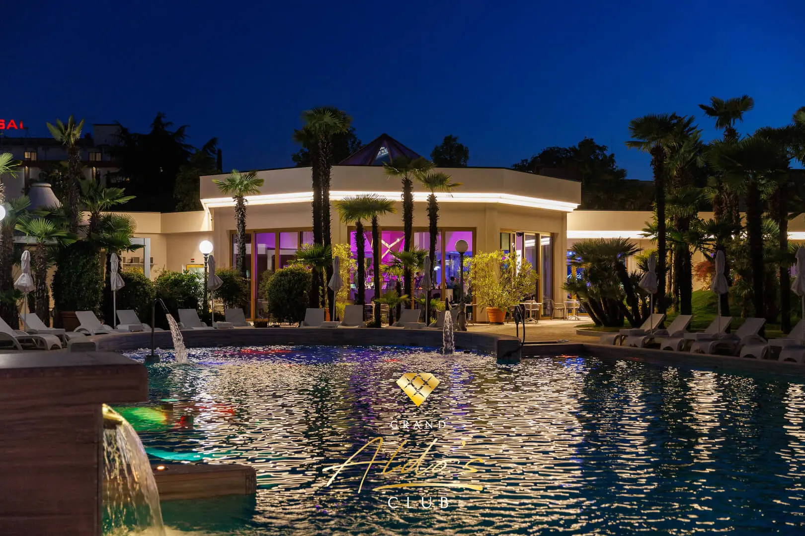 Piscina elegante con luci notturne
