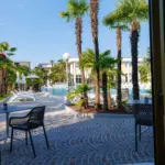 Area relax con vista piscina elegante